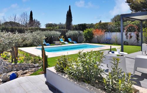 une arrière-cour avec une piscine et un jardin dans l'établissement La Villa Bleue, à Caromb
