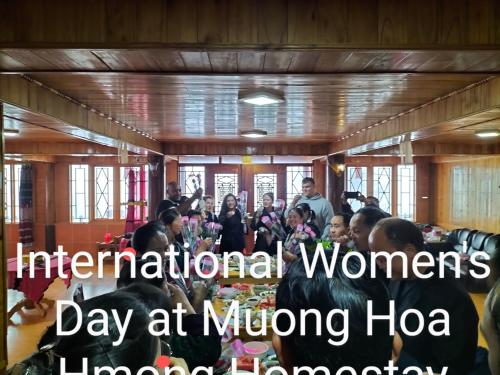 薩帕的住宿－Muong Hoa Hmong Homestay，一群人,在一间房间里,在早上国际妇女节上说
