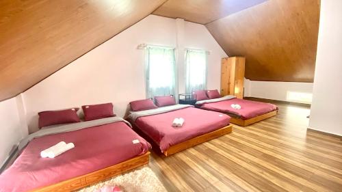 Un pat sau paturi într-o cameră la Ruby Peace Hotel