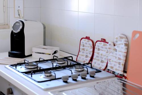 y cocina con fogones y horno. en Le Residenze Salentine - Case Vacanza in Lecce, en Lecce