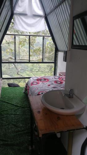 baño con lavabo y 1 cama en una habitación en Cabaña Natura GREEN, en Líbano