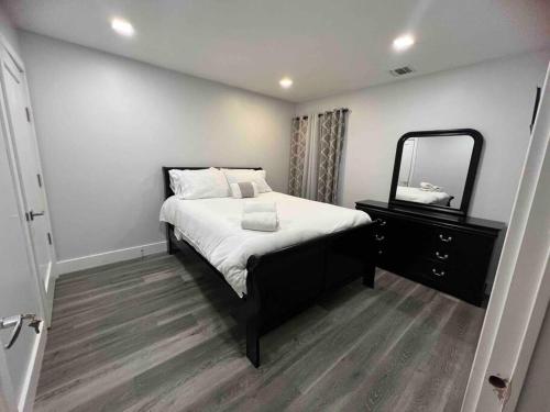 Ліжко або ліжка в номері The Classy Suite - 2BR with Free Parking