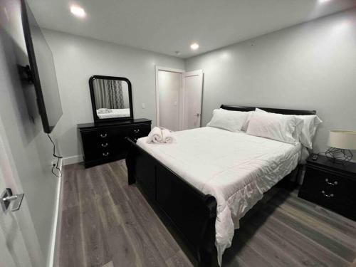 Säng eller sängar i ett rum på The Classy Suite - 2BR with Free Parking