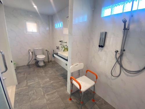 ein Bad mit einer Dusche, einem Waschbecken und einem WC in der Unterkunft Chang Noi Hua Hin Pranburi fully accessible barrierefrei resort in Ban Nong Sua