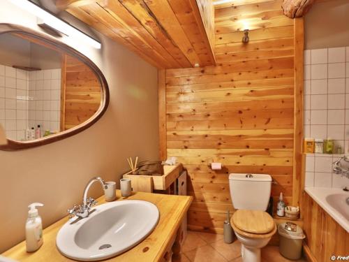 a bathroom with a sink and a toilet at Appartement lumineux 3 pièces – Centre station Serre Chevalier, 4 pers, à 600m des pistes - FR-1-330F-236 in La Salle Les Alpes