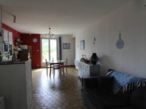 un salon avec une table et une salle à manger dans l'établissement Maison rénovée 6 pers avec jardin clos, calme et proche centre historique - St-Georges-d'Oléron - FR-1-246A-288, à Saint-Georges-dʼOléron