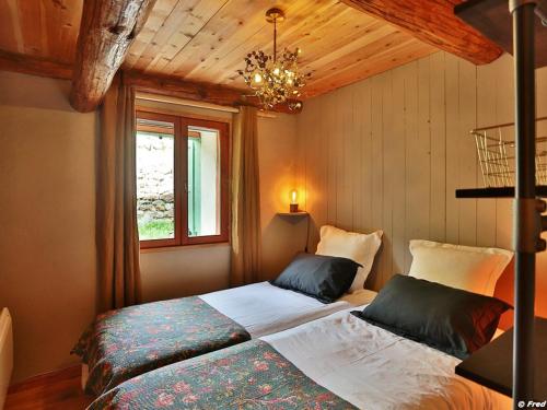 a bedroom with two beds and a chandelier at Appartement lumineux 3 pièces – Centre station Serre Chevalier, 4 pers, à 600m des pistes - FR-1-330F-236 in La Salle Les Alpes