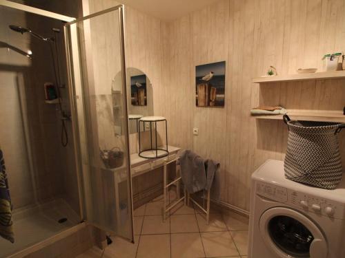 une salle de bain avec douche et machine à laver dans l'établissement Maison rénovée 3 pièces, proche centre historique, calme, 6 couchages - FR-1-246A-288, à Saint-Georges-dʼOléron