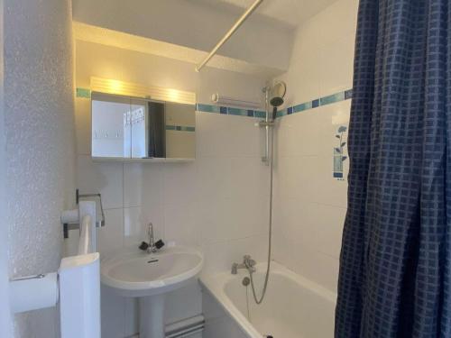 une salle de bain avec un lavabo, des toilettes et une douche dans l'établissement Charmant studio 4 pers, balcon sud, quartier Éclose, proche commerces et Alpe Express, animaux admis - FR-1-405-356, à Huez