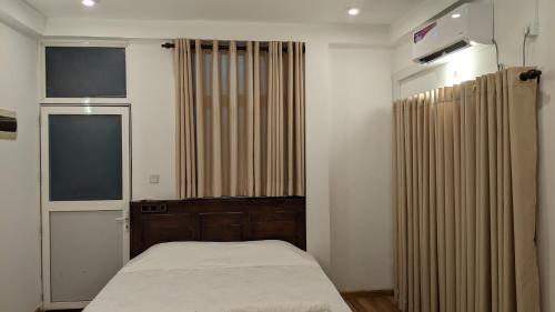 a small bedroom with a bed and a window at Marian Villa in Katunayake