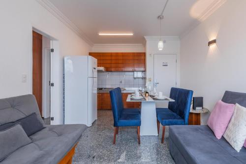 Η κουζίνα ή μικρή κουζίνα στο Vista Alta - 150 metros BEIRA MAR - Garagem - Recepção 24horas - Smart TV - Cozinha Completa - Ar Condicionado Sala e Quarto - Internet 100Mb Upload e 50Mb Download