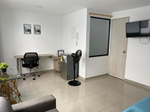 uma sala de estar com uma secretária e uma cadeira em Apartamento en envigado em Envigado