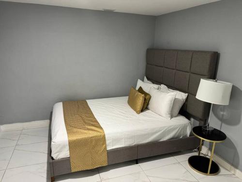 een slaapkamer met een bed en een lamp erin bij Relaxing Apartment in Miami