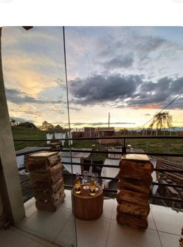 balcone con tavolo e vista su una barca di Vibras Eco Hotel a Popayan