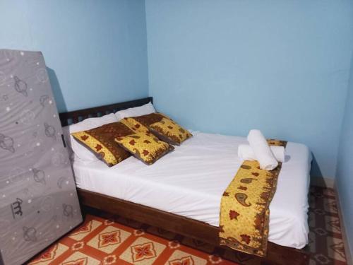 Tempat tidur dalam kamar di Island Bungalow - 1BR, AC, Wi-Fi, Kitchen