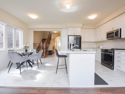 Cuisine ou kitchenette dans l'établissement Stylish Home in Waterdown