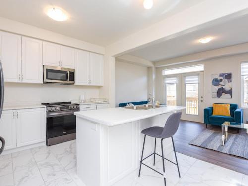 Cuisine ou kitchenette dans l'établissement Stylish Home in Waterdown