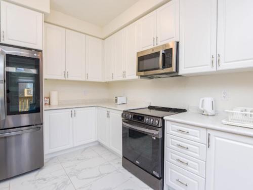 Cuisine ou kitchenette dans l'établissement Stylish Home in Waterdown