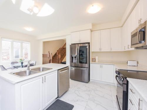 Cuisine ou kitchenette dans l'établissement Stylish Home in Waterdown