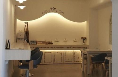 a kitchen with a table and chairs in a room at Asan Paradise in Asan