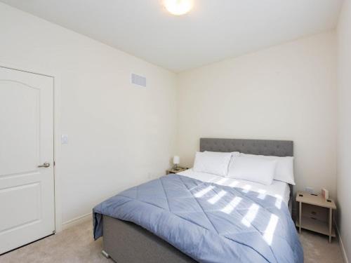 Un ou plusieurs lits dans un hébergement de l'établissement Stylish Home in Waterdown