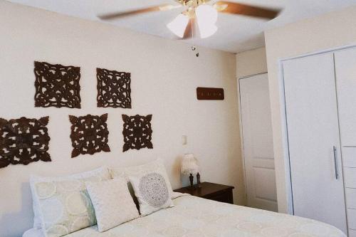 - une chambre avec un lit et un ventilateur de plafond dans l'établissement Encantadora casa con ubicación privilegiada, à Monterrey