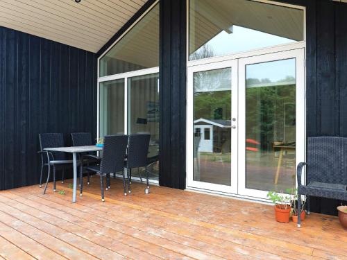 Brunshuse的住宿－5 person holiday home in Haarby，门廊上设有桌椅,