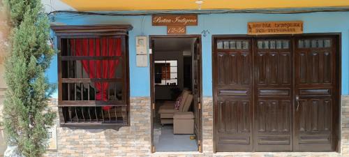 Los Pinos في خاردين: بابين من مبنى مع شخص يجلس فيه
