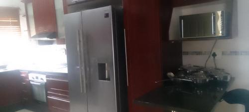 cocina con nevera blanca en Real Touch Body Spa Accomodation, en Mthatha