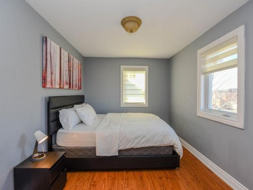 En eller flere senge i et værelse på Elegant Home in Mississauga