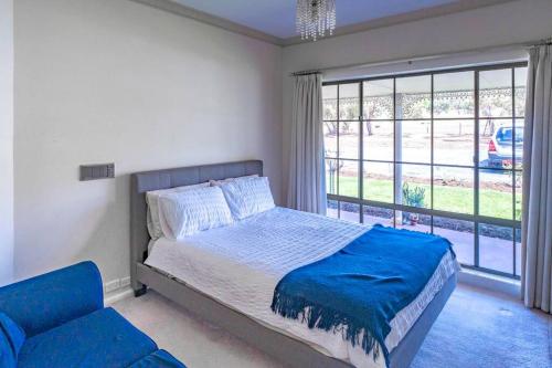 Prestigious Expansive Home with Almost Everythingにあるベッド