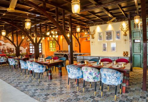 En restaurant eller et andet spisested på The Neeraj Ganga Heritage Palace