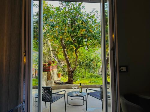 Zimmer mit Glasschiebetür und Blick auf einen Baum in der Unterkunft The Upper House in Riomaggiore