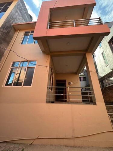 un edificio con un balcón en el lateral. en Monkey Temple Apartment, en Katmandú