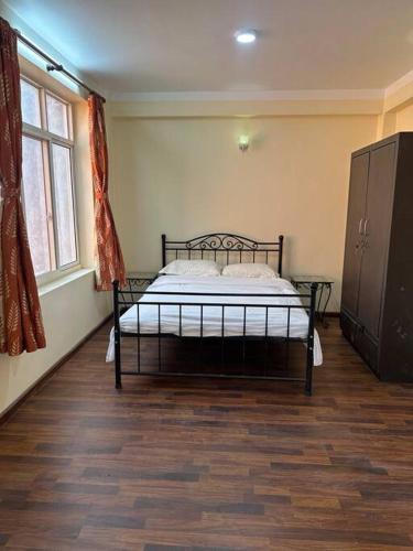 Кровать или кровати в номере Monkey Temple Apartment