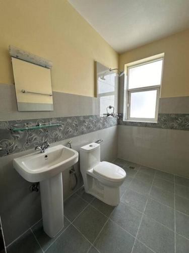 uma casa de banho com um WC e um lavatório em Monkey Temple Apartment em Catmandu