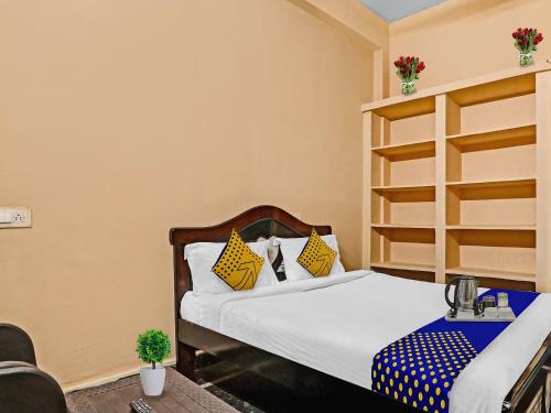Postel nebo postele na pokoji v ubytování Hotel O Sree Krishna