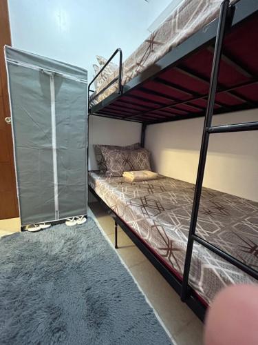 sypialnia z 2 łóżkami piętrowymi w pokoju w obiekcie Caishen Modern Affordable Apartelle 302 w mieście Silang