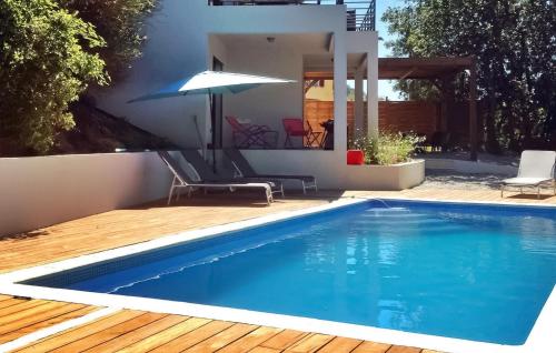 une piscine avec une terrasse et une maison dans l'établissement La Maison Des Adrets, à Vins-sur-Caramy