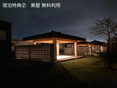 einen Pavillon in einem Garten in der Nacht in der Unterkunft 海空リゾートうみのいえ in Yomitan