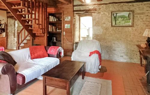 un salon avec un canapé et une table dans l'établissement La Metairie De La Garenne, à Nadaillac-de-Rouge