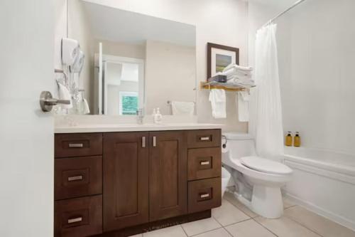 y baño con lavabo, aseo y bañera. en Modern 4BR Penthouse w/Lake Views & Rooftop Deck, en Harrison Hot Springs