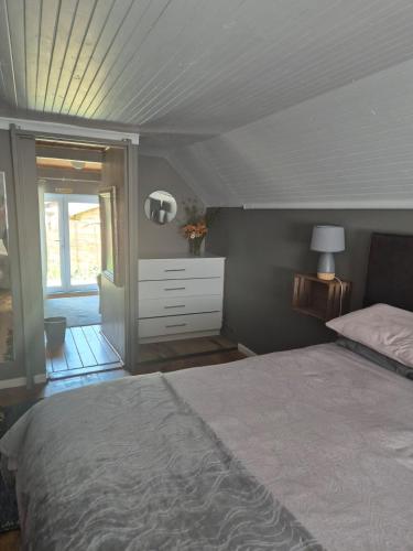 een slaapkamer met een bed, een dressoir en een raam bij Air Lakehouse in Hilton