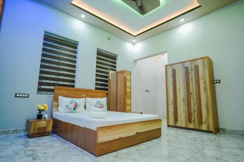 een slaapkamer met een groot bed in een kamer bij Thalir Resort in Alleppey