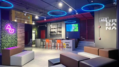 a room with chairs and a bar with a presentation at ALT URBANA in León