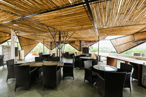 een restaurant met houten plafonds en tafels en stoelen bij Super OYO HotelÂ Galaxy in New Delhi