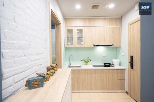 - une cuisine avec un comptoir et un évier dans l'établissement JOY APARTMENT TAY HO, à Hanoï