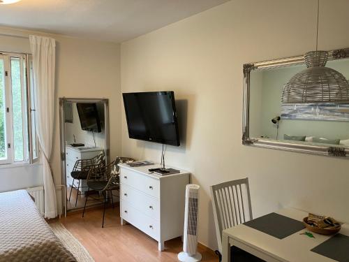 1 dormitorio con TV en la parte superior de un tocador en Trivsam 1 a, en Mariehamn