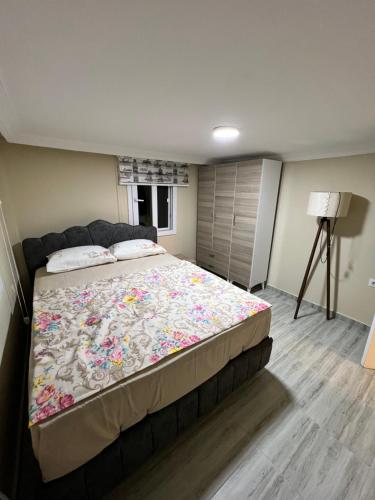 1 dormitorio con 1 cama grande en una habitación en Müstakil Alt Kat Havuzlu Villa, en Erdemli