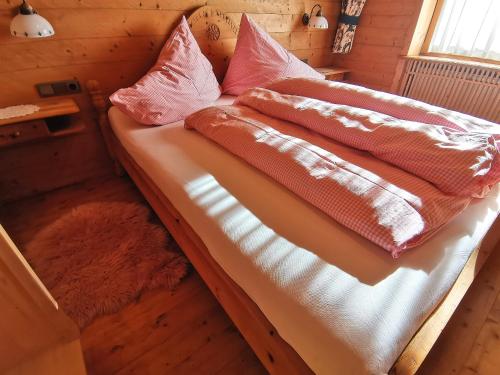 Ein Bett oder Betten in einem Zimmer der Unterkunft Zirbennest